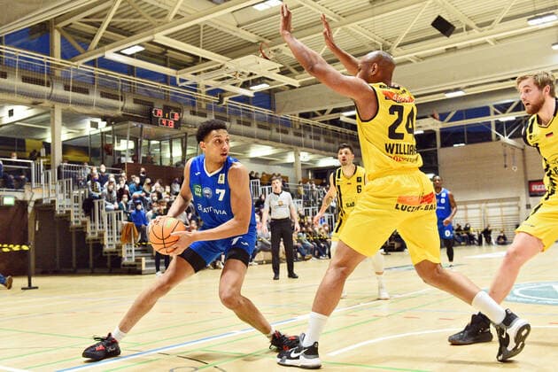 Matthew Moyer PS Karlsruhe Lions 7 vs Jonathon Williams VfL Kirchheim Knights 24 VfL Kirchheim Knights vs PS Karlsruhe Lions Basketball, Maenner, Barmer, 2 Basketball Bundesliga, ProA Hauptrunde , 20 Spieltag, 16 01 2022 Foto Eibner Tobias Baur VfL Kirchheim Knights vs PS Karlsruhe Lions Basketball, Barmer, 2 Basketball Bundesliga, 2 BBL, Liga Pro A, 20 Spieltag, 16 01 2022 Kirchheim Teck Copyright: xEibner-Pressefotox EP_TBR