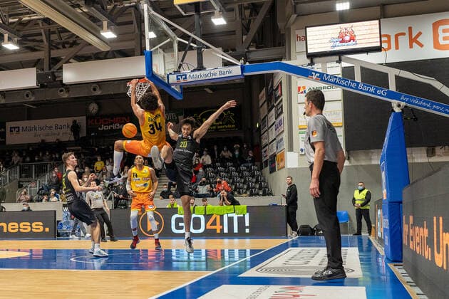 TEAM Ehingen fights hard for every point, Javon Baumann Phoenix Hagen, 34 hangs on the basket, Takiula Fahrensohn TEAM Ehingen Urspring, 20 tried to defend, Phoenix Hagen vs TEAM Ehingen Urspring, BARMER 2 Basketball Bundesliga, 20 Spieltag, Saison 2021 2022, 15 01 2022 Phoenix Hagen vs TEAM Ehingen Urspring, BARMER 2 Basketball Bundesliga, 20 Spieltag, Saison 2021 2022, 15 01 2022 Hagen Copyright: xFabianxFriesex xEibner-Pressefotx EP_FFE