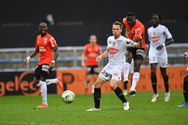Manceau Vincent (Angers) - Soumano Sambou (FC Lorient) FOOTBALL : Lorient vs Angers - Ligue 1 - 16 01 2022 Pano92 Panoramic 
