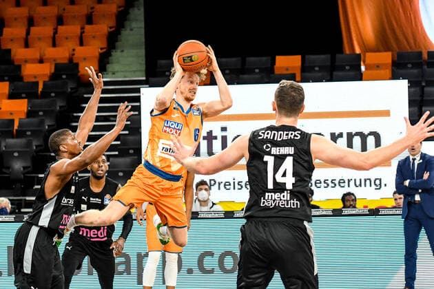 GER, BBL, ratiopharm ulm vs medi Bayreuth 16 01 2022, ratiopharm arena, New Ulm, GER, BBL, ratiopharm ulm vs medi Bayreuth, pictured Per Guenther Ulm, 6 is unstoppable by Cameron Wells Bayreuth, 22 , Sacar Anim Bayreuth, 2 and Moritz Sanders Bayreuth, 14 nordphotoxGmbHx xHafner nph00200