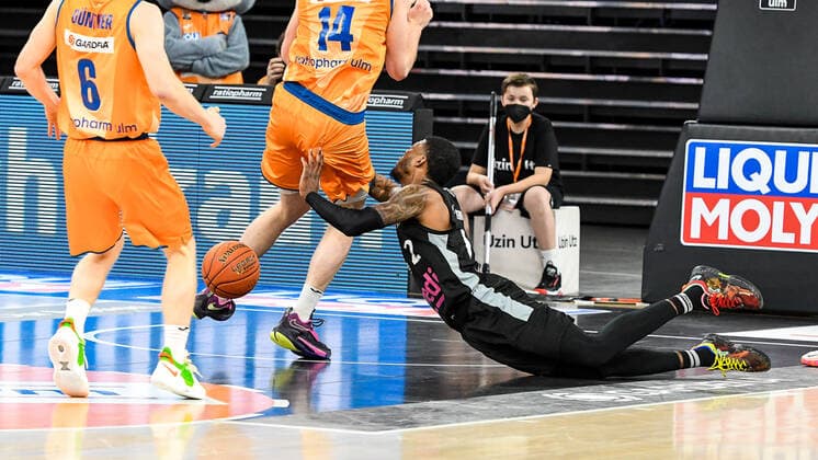 GER, BBL, ratiopharm ulm vs medi Bayreuth 16 01 2022, ratiopharm arena, Neu Ulm, GER, BBL, ratiopharm ulm vs medi Bayreuth, in picture Sacar Anim Bayreuth, 2 slips and loses the ball, Per Günther Guenther Ulm, 6 , Philipp Herkenhoff Ulm, 14 nordphotoxGmbHx xHafner nph00200