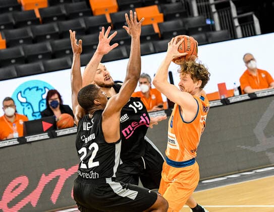 GER, BBL, ratiopharm ulm vs medi Bayreuth 16 01 2022, ratiopharm arena, Neu Ulm, GER, BBL, ratiopharm ulm vs medi Bayreuth, pictured Cameron Wells Bayreuth, 22 and Martynas Sajus Bayreuth, 19 try to stop Per Guenther Ulm, 6 nordphotoxGmbHx xHafner nph00200
