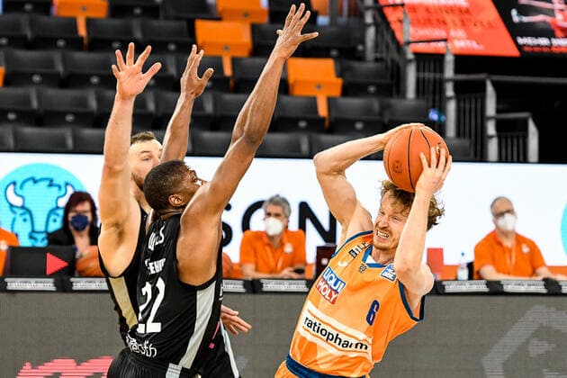 GER, BBL, ratiopharm ulm vs medi Bayreuth 16 01 2022, ratiopharm arena, Neu Ulm, GER, BBL, ratiopharm ulm vs medi Bayreuth, pictured Cameron Wells Bayreuth, 22 and Martynas Sajus Bayreuth, 19 try to stop Per Guenther Ulm, 6 nordphotoxGmbHx xHafner nph00200