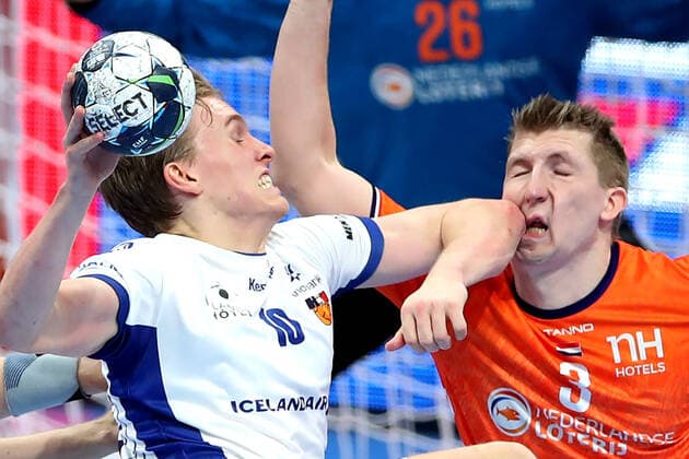 Bilder des Jahres 2022, Sport 01 Januar Sport Themen der Woche KW02 Iceland v Netherlands: Men s EHF Euro 2022 Group B BUDAPEST, HUNGARY - JANUARY 16: Ivar Stavast of Netherlands and Gisli Thorgeir Kristjansson of Iceland during the Men s EHF EURO 2022 match between Iceland and Netherlands at Multifunctional Arena on January 16, 2022 in Budapest, Hungary. SanjinxStrukic PIXSELL