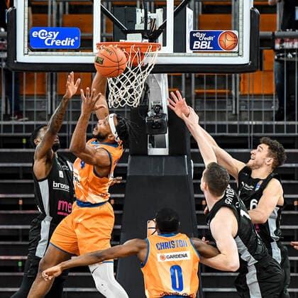GER, BBL, ratiopharm ulm vs medi Bayreuth 16 01 2022, ratiopharm arena, New Ulm, GER, BBL, ratiopharm ulm vs medi Bayreuth, pictured Jaron Blossomgame Ulm, 4 wins the rebound against Sacar Anim Bayreuth, 2 , Semaj Christon Ulm, 0 , Moritz Sanders Bayreuth, 14 , Kevin Wohlrath Bayreuth, 6 nordphotoxGmbHx xHafner nph00200