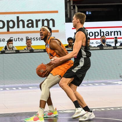 GER, BBL, ratiopharm ulm vs medi Bayreuth 16 01 2022, ratiopharm arena, New Ulm, GER, BBL, ratiopharm ulm vs medi Bayreuth, pictured Jaron Blossomgame Ulm, 4 , Janari Joesaar Bayreuth, 21 nordphotoxGmbHx xHafner nph00200