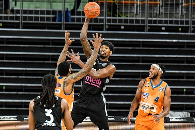 GER, BBL, ratiopharm ulm vs medi Bayreuth 16 01 2022, ratiopharm arena, Neu Ulm, GER, BBL, ratiopharm ulm vs medi Bayreuth, in picture Marcus Thornton Bayreuth, 3 , Sindarius Thornwell Ulm, 7 , Terry Allen Bayreuth, 15 asserts himself energetically, Jaron Blossomgame Ulm, 4 nordphotoxGmbHx xHafner nph00200