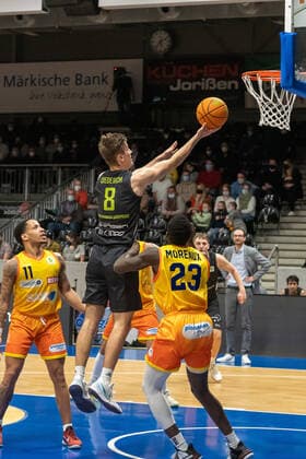 Jonathan Diederich TEAM Ehingen Urspring, 08 rises to the basket of Phoenix Hagen, Melkisedek Moreaux Phoenix Hagen, 23 tries to defend, Phoenix Hagen vs TEAM Ehingen Urspring, BARMER 2 Basketball Bundesliga, 20 Spieltag, Saison 2021 2022, 15 01 2022 Phoenix Hagen vs TEAM Ehingen Urspring, BARMER 2 Basketball Bundesliga, 20 Spieltag, Saison 2021 2022, 15 01 2022 Hagen Copyright: xFabianxFriesex xEibner-Pressefotx EP_FFE