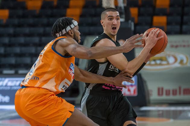 16 01 22, Neu Ulm, Germany, ratiopharm Arena, ratiopharm ulm vs medi Bayreuth Basketball Bundesliga, Jaron Blossomgame ratiopharm ulm and Philip Jalalpoor medi Bayreuth in a duel Photo H Langer Neu Ulm ratiopharm Arena Bayern Germany  541_ULMED20220116_069 Langer-541