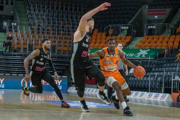 16 01 22, Neu Ulm, Germany, ratiopharm Arena, ratiopharm ulm vs medi Bayreuth Basketball Bundesliga, Sacar Anim medi Bayreuth , Martynas Sajus medi Bayreuth and Semaj Christon ratiopharm ulm in duel Photo H Langer Neu Ulm ratiopharm Arena Bayern Germany  541_ULMED20220116_071 Langer-541