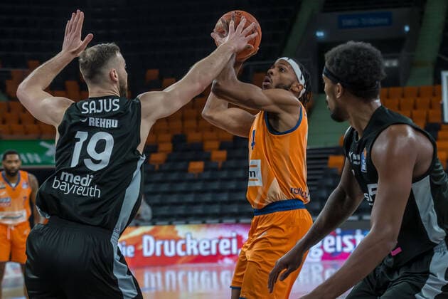 16 01 22, Neu Ulm, Germany, ratiopharm Arena, ratiopharm ulm vs medi Bayreuth Basketball Bundesliga, Martynas Sajus medi Bayreuth and Jaron Blossomgame ratiopharm ulm in a duel Photo H Langer Neu Ulm ratiopharm Arena Bayern Germany  541_ULMED20220116_094 Langer-541