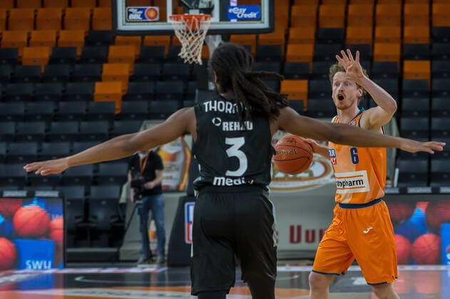 16 01 22, Neu Ulm, Germany, ratiopharm Arena, ratiopharm ulm vs medi Bayreuth Basketball Bundesliga, Marcus Thornton medi Bayreuth and Per Guenther ratiopharm ulm in duel Photo H Langer Neu Ulm ratiopharm Arena Bayern Germany  541_ULMED20220116_104 Langer-541