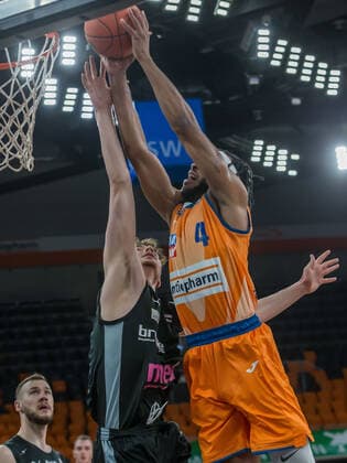16 01 22, Neu Ulm, Germany, ratiopharm Arena, ratiopharm ulm vs medi Bayreuth Basketball Bundesliga, Kay Bruhnke medi Bayreuth and Jaron Blossomgame ratiopharm ulm in duel Photo H Langer Neu Ulm ratiopharm Arena Bayern Germany  541_ULMED20220116_107 Langer-541