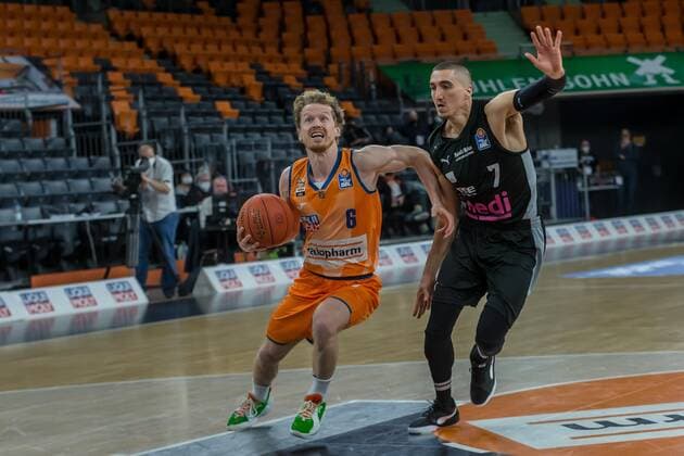 16 01 22, Neu Ulm, Germany, ratiopharm Arena, ratiopharm ulm vs medi Bayreuth Basketball Bundesliga, Per Guenther ratiopharm ulm and Philip Jalalpoor medi Bayreuth in duel Photo H Langer Neu Ulm ratiopharm Arena Bayern Germany  541_ULMED20220116_108 Langer-541