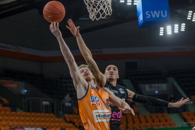 16 01 22, Neu Ulm, Germany, ratiopharm Arena, ratiopharm ulm vs medi Bayreuth Basketball Bundesliga, Per Guenther ratiopharm ulm and Philip Jalalpoor medi Bayreuth in duel Photo H Langer Neu Ulm ratiopharm Arena Bayern Germany  541_ULMED20220116_109 Langer-541