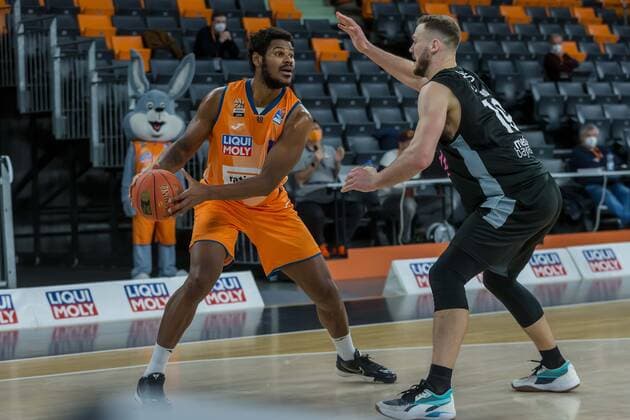 16 01 22, Neu Ulm, Germany, ratiopharm Arena, ratiopharm ulm vs medi Bayreuth Basketball Bundesliga, Christiano Felicio ratiopharm ulm and Martynas Sajus medi Bayreuth in duel Photo H Langer Neu Ulm ratiopharm Arena Bayern Germany  541_ULMED20220116_114 Langer-541