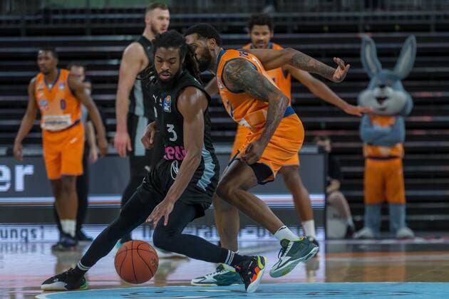 16 01 22, Neu Ulm, Germany, ratiopharm Arena, ratiopharm ulm vs medi Bayreuth Basketball Bundesliga, Marcus Thornton medi Bayreuth and Sindarius Thornwell ratiopharm ulm in duel Photo H Langer Neu Ulm ratiopharm Arena Bayern Germany  541_ULMED20220116_122 Langer-541
