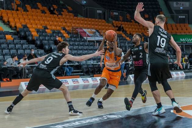16 01 22, Neu Ulm, Germany, ratiopharm Arena, ratiopharm ulm vs medi Bayreuth Basketball Bundesliga, Kay Bruhnke medi Bayreuth , Semaj Christon ratiopharm ulm , Sacar Anim medi Bayreuth and Martynas Sajus medi Bayreuth in duel Photo H Langer Neu Ulm ratiopharm Arena Bayern Germany  541_ULMED20220116_126 Langer-541
