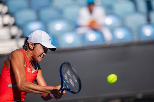(220117) -- MELBOURNE, Jan. 17, 2022 -- Wang Xiyu of China competes during the women s singles first round match against Viktoria Kuzmova of Slovakia at Australian Open 2022 in Melbourne, Australia, Jan. 17, 2022. (Photo by Xinhua) (SP)AUSTRALIA-MELBOURNE-TENNIS-AUSTRALIAN OPEN-WOMEN S SINGLES HuxJingchen 