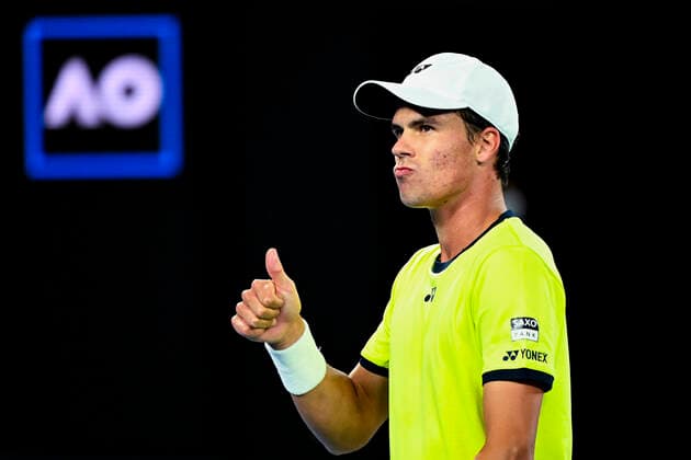 Sport Bilder des Tages TENNIS AUSTRALIAN OPEN, Daniel Altmaier of Germany reacts during his first Round Men s singles match against Alexander Zverev of Germany on Day 1 of the Australian Open, at Melbourne Park, in Melbourne, Monday, January 17, 2022. ( NO ARCHIVING, EDITORIAL USE ONLY, NO USE IN BOOKS WITHOUT CONSENT MELBOURNE VIC AUSTRALIA  Copyright: xDAVExHUNTx 20220117001614192420