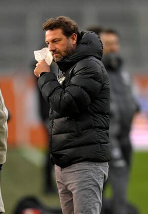 16 01 2022, Football 1 Bundesliga 2021 2022, Matchday 19, FC Augsburg Eintracht Frankfurt, at WWK Arena Augsburg, coach Markus Weinzierl FC Augsburg takes off his FFP2 mask DFL and DFB regulations prohibit any use of photographs as image sequences and or quasi video