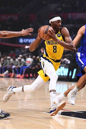 LOS ANGELES, CA - JANUARY 17: Indiana Pacers Forward Justin Holiday (8) drives to the basket during a NBA, Basketball Herren, USA game between the Indiana Pacers and the Los Angeles Clippers on January 17, 2022 at Crypto.com Arena in Los Angeles, CA. (Photo by Brian Rothmuller Icon Sportswire) NBA: JAN 17 Pacers at Clippers Icon220117001