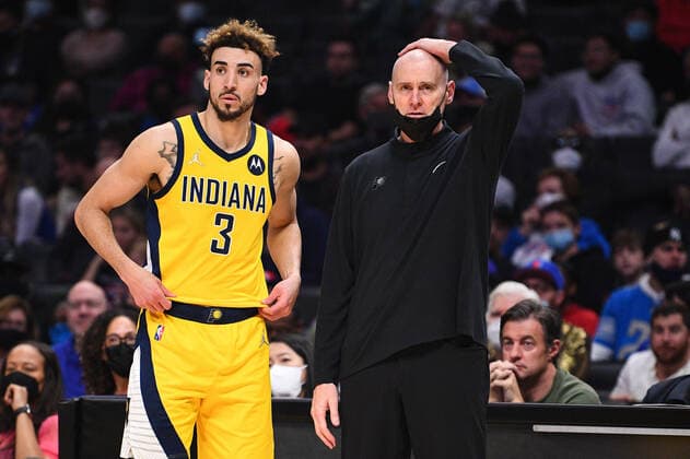 LOS ANGELES, CA - JANUARY 17: Indiana Pacers Guard Chris Duarte (3) talks with Indiana Pacers head coach Rick Carlisle during a NBA, Basketball Herren, USA game between the Indiana Pacers and the Los Angeles Clippers on January 17, 2022 at Crypto.com Arena in Los Angeles, CA. (Photo by Brian Rothmuller Icon Sportswire) NBA: JAN 17 Pacers at Clippers Icon220117005