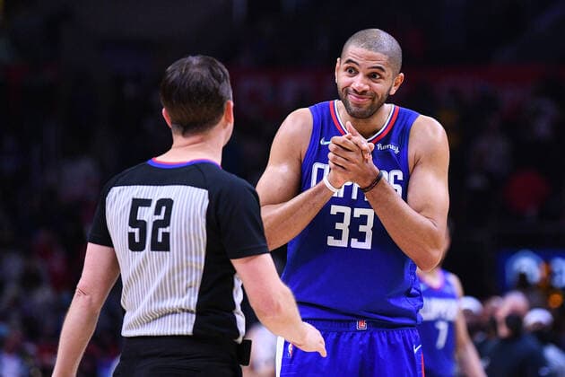 LOS ANGELES, CA - JANUARY 17: Los Angeles Clippers Forward Nicolas Batum (33) pleads for a call from NBA, Basketball Herren, USA Official Scott Twardoski during a NBA game between the Indiana Pacers and the Los Angeles Clippers on January 17, 2022 at Crypto.com Arena in Los Angeles, CA. (Photo by Brian Rothmuller Icon Sportswire) NBA: JAN 17 Pacers at Clippers Icon220117020