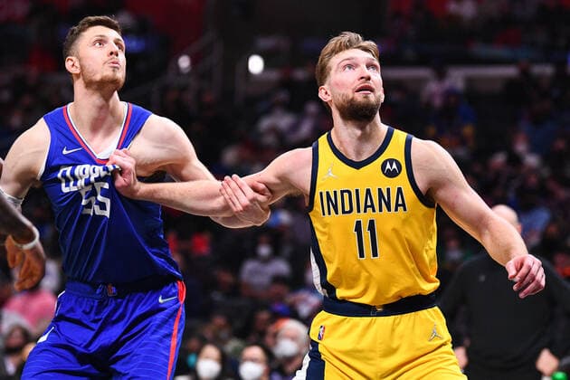 LOS ANGELES, CA - JANUARY 17: Indiana Pacers Center Domantas Sabonis (11) grabs Los Angeles Clippers Center Isaiah Hartenstein (55) during a NBA, Basketball Herren, USA game between the Indiana Pacers and the Los Angeles Clippers on January 17, 2022 at Crypto.com Arena in Los Angeles, CA. (Photo by Brian Rothmuller Icon Sportswire) NBA: JAN 17 Pacers at Clippers Icon220117028
