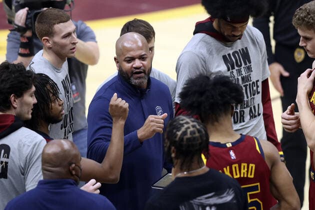 Cleveland Cavaliers head coach J.B. Bickerstaff talks to players during a game against the Brooklyn Nets at Rocket Mortgage FieldHouse in Cleveland, Ohio on Monday, January 17, 2022.  CLE20220117101 AARONxJOSEFCZYK