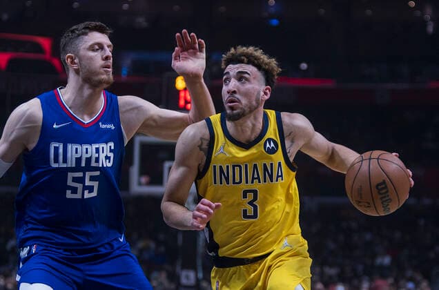 January 17, 2022, Los Angeles, California, USA: Chris Duarte 3 of the Indiana Pacers runs past Isaiah Hartenstein 55 of the Los Angeles Clippers during their NBA, Basketball Herren, USA game on Monday January 17, 2022 at Crypto.com Arena in Los Angeles, California. Clippers defeat Pacers, 139-133. ARIANA RUIZ PI Los Angeles USA - ZUMAp124 20220117_zaa_p124_007 Copyright: xArianaxRuizx