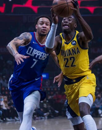 January 17, 2022, Los Angeles, California, USA: Caris LeVert 22 of the Indiana Pacers and Amir Coffey 7 of the Los Angeles Clippers reach for the ball during their NBA, Basketball Herren, USA game on Monday January 17, 2022 at Crypto.com Arena in Los Angeles, California. Clippers defeat Pacers, 139-133. ARIANA RUIZ PI Los Angeles USA - ZUMAp124 20220117_zaa_p124_018 Copyright: xArianaxRuizx