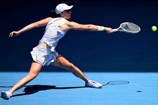 TENNIS AUSTRALIAN OPEN, Iga Switek of Poland returns during her first round Women?s singles match against Harriet Dart of Great Britain on Day 2 of the Australian Open, at Melbourne Park, in Melbourne, Tuesday, January 18, 2022. ( NO ARCHIVING, EDITORIAL USE ONLY, NO USE IN BOOKS WITHOUT CONSENT MELBOURNE VIC AUSTRALIA  Copyright: xDEANxLEWINSx 20220118001614372598
