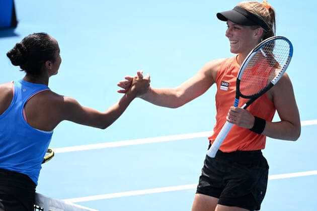 TENNIS AUSTRALIAN OPEN, Maddison Inglis of Australia (right) shakes hands with Leylah Fernandez of Canada after winning her first round Women?s singles match on Day 2 of the Australian Open, at Melbourne Park, in Melbourne, Tuesday, January 18, 2022. ( NO ARCHIVING, EDITORIAL USE ONLY, NO USE IN BOOKS WITHOUT CONSENT MELBOURNE VIC AUSTRALIA  Copyright: xDAVExHUNTx 20220118001614379809
