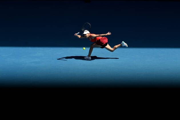 TENNIS AUSTRALIAN OPEN, Simona Halep of Romania returns a shot during her first round Women?s singles match against Magdalena Frech of Poland on Day 2 of the Australian Open, at Melbourne Park, in Melbourne, Tuesday, January 18, 2022. ( NO ARCHIVING, EDITORIAL USE ONLY, NO USE IN BOOKS WITHOUT CONSENT MELBOURNE VIC AUSTRALIA  Copyright: xJOELxCARRETTx 20220118001614383782