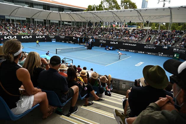 TENNIS AUSTRALIAN OPEN, A general view of the crowd during the first round Men?s singles match between Jordan Thompson of Australia and Steve Johnson of the USA on Day 2 of the Australian Open, at Melbourne Park, in Melbourne, Tuesday, January 18, 2022. ( NO ARCHIVING, EDITORIAL USE ONLY, NO USE IN BOOKS WITHOUT CONSENT MELBOURNE VIC AUSTRALIA  Copyright: xDEANxLEWINSx 20220118001614387344