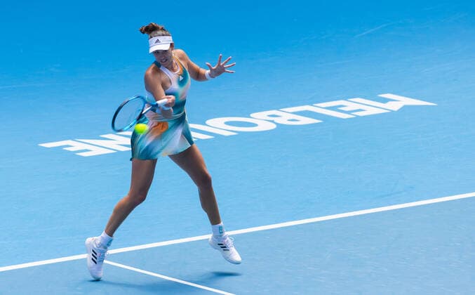 (220118) -- MELBOURNE, Jan. 18, 2022 -- Garbine Muguruza of Spain competes during the women s singles match against Clara Burel of France at Australian Open in Melbourne Park, in Melbourne, Australia, on Jan. 18, 2022. (Photo by Hu Jingchen Xinhua) (SP)AUSTRALIA-MELBOURNE-AUSTRALIAN OPEN-WOMEN S SINGLES-FIRST ROUND BaixXuefei 