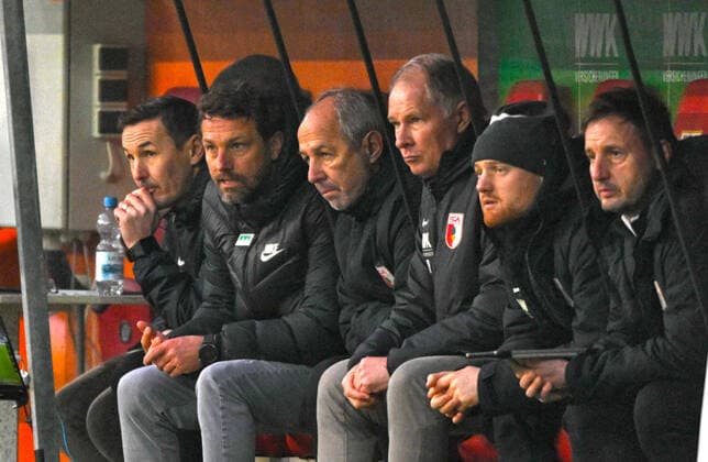 16 01 2022, Football 1 Bundesliga 2021 2022, 19 Matchday, FC Augsburg Eintracht Frankfurt, at WWK Arena Augsburg, from left Co Coach Tobias Zellner Augsburg , Coach Markus Weinzierl FC Augsburg , Co Coach Rainer Maurer FC Augsburg , Sport Director Stefan Reuter FC Augsburg pensively on the bench DFL and DFB regulations prohibit any use of photographs as image sequences and or quasi video