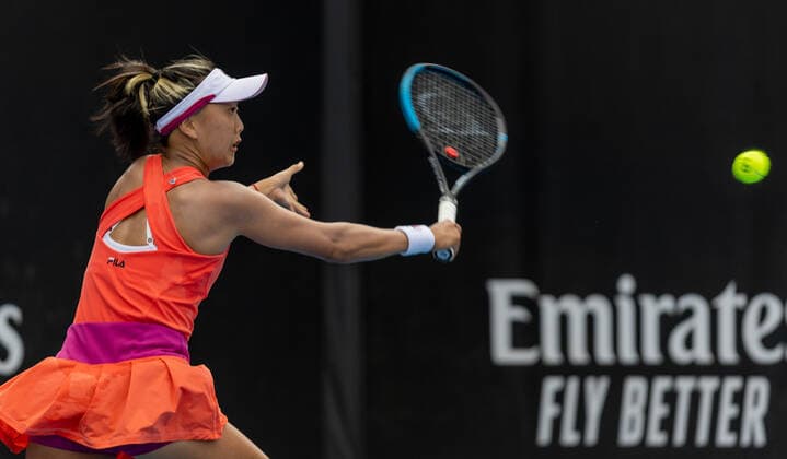 (220118) -- MELBOURNE, Jan. 18, 2022 -- Ann Li of the United States hits a return during the Women s Singles first round match against Wang Xinyu of China at Australian Open in Melbourne Park in Melbourne, Australia, on Jan. 18, 2022. (Photo by Xinhua) (SP)AUSTRALIA-MELBOURNE-TENNIS-AUSTRALIAN OPEN-WOMEN S SINGLES HuxJingchen 