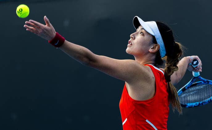 (220118) -- MELBOURNE, Jan. 18, 2022 -- Wang Xinyu of China serves during the Women s Singles first round match against Ann Li of the United States at Australian Open in Melbourne Park in Melbourne, Australia, on Jan. 18, 2022. (Photo by Xinhua) (SP)AUSTRALIA-MELBOURNE-TENNIS-AUSTRALIAN OPEN-WOMEN S SINGLES HuxJingchen 