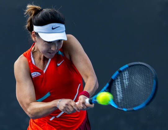 (220118) -- MELBOURNE, Jan. 18, 2022 -- Wang Xinyu of China hits a return during the Women s Singles first round match against Ann Li of the United States at Australian Open in Melbourne Park in Melbourne, Australia, on Jan. 18, 2022. (Photo by Xinhua) (SP)AUSTRALIA-MELBOURNE-TENNIS-AUSTRALIAN OPEN-WOMEN S SINGLES HuxJingchen 