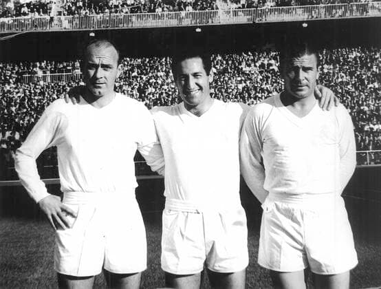 Los tres jugadores blancos Di Stefano, Pago Gento y Ferenc Puskas posan agarrados por la cintura antes de un partido del Real Madrid en la 63-64. Di Stefano, Gento and Puskas pose before a Real Madrid match at 63-64. 