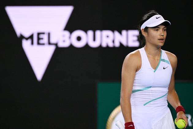Mandatory Credit: Photo by James Gourley Shutterstock (12763707jb) Emma Raducanu during her first round match Australian Open, Day Two, Tennis, Melbourne Park, Melbourne, Australia - 18 Jan 2022 Australian Open, Day Two, Tennis, Melbourne Park, Melbourne, Australia - 18 Jan 2022 Copyright: xJamesxGourley Shutterstockx 12763707jb