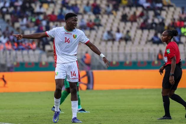 YAOUNDE, CAMEROON - JANUARY 18: Women referee Salima Mukansanga and Ilaix Moriba of Guinea during the 2021 Africa Cup of Nations group B match between Zimababwe and Guinea at Stade Ahmadou Ahidjo on January 18, 2022 in Yaounde, Ca Zimbabwe v Guinea - Africa Cup of Nations group B Copyright: xMH SFx