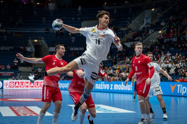 Handball Bratislava 18.01.2022 Nationalmannschaft Länderspiel Männer Herren Europameisterschaft 2022 Vorrunde Polen (POL) - Deutschland (GER) Julian Köster (Deutschland, No.18) Koester