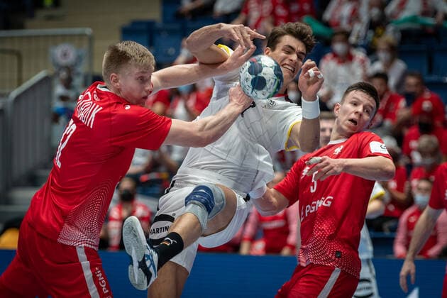 Sport Bilder des Tages Handball Bratislava 18.01.2022 Nationalmannschaft Länderspiel Männer Herren Europameisterschaft 2022 Vorrunde Polen (POL) - Deutschland (GER) Julian Köster (Deutschland, No.18) Koester PIETRASIK Ariel Piotr (Polen, No.12) OLEJNICZAK Michal (Polen, No.05)