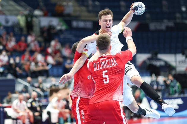HANDBALL - EHF EURO 2022 BRATISLAVA,SLOVAKIA,18.JAN.22 - HANDBALL - EHF European Men s Handball Championship 2022, group stage, Poland vs Germany. Image shows Michal Olejniczak (POL) and Christoph Steinert (GER).  GEPAxpictures xArminxRauthner