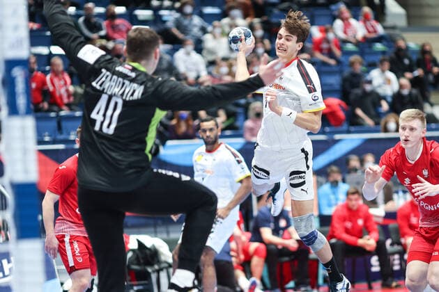 HANDBALL - EHF EURO 2022 BRATISLAVA,SLOVAKIA,18.JAN.22 - HANDBALL - EHF European Men s Handball Championship 2022, group stage, Poland vs Germany. Image shows Mateusz Zembrzycki (POL) and Julian Koester (GER).  GEPAxpictures xArminxRauthner