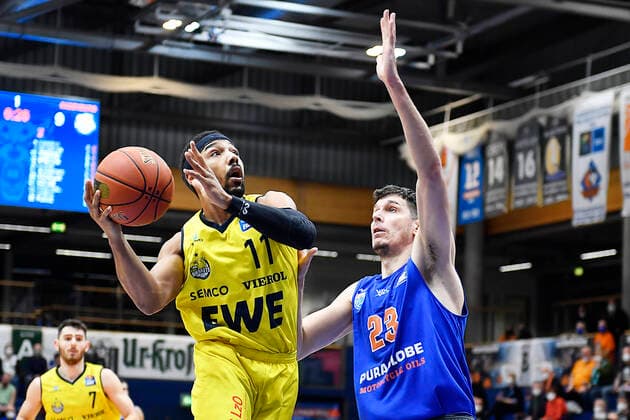Basketball, 1. Bundesliga, Saison 2021 2022, Nachholspiel 12. Spieltag, SYNTAINICS MBC (Mitteldeutscher Basketball Club Weissenfels) vs. EWE Baskets Oldenburg (18.01.2022) Zweikampf um den Ball zwischen Phil Pressey (Guard Oldenburg, Rueckennummer 11) (li.) und Goran Huskic (Center MBC Weissenfels, Rueckennummer 23) (re.) beim Spiel Weißenfels gegen EWE Baskets Oldenburg (18.01.2022) Weißenfels Sachsen-Anhalt Deutschland Stadthalle Weißenfels