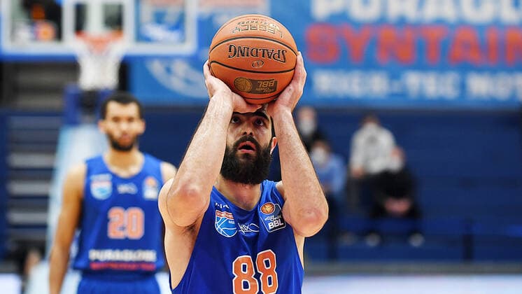 Basketball, 1. Bundesliga, Saison 2021 2022, Nachholspiel 12. Spieltag, SYNTAINICS MBC (Mitteldeutscher Basketball Club Weissenfels) vs. EWE Baskets Oldenburg (18.01.2022) Behnam Yakhchali (Guard MBC Weissenfels, Rueckennummer 88) beim Freiwurf beim Spiel Weißenfels gegen EWE Baskets Oldenburg (18.01.2022) Weißenfels Sachsen-Anhalt Deutschland Stadthalle Weißenfels